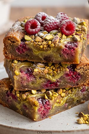 Blondies de Pistáchio e Framboesa